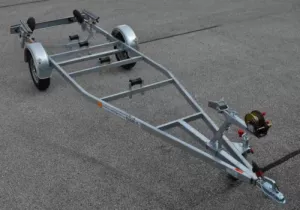 ungebremster Bootstrailer Harbeck 750MA2 speziell für Jonboote geeignet Eigengewicht ca.190kg Nutzlast ca.560kg Endgültige Kundenpreise inkl. Montagearbeiten, Zubehör und Verkauf nur auf Anfrage per Werksvertrag inkl. Windenstand mit Winde 3 Kielrollen sp